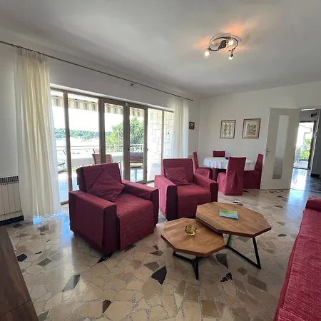 Apartment Geraeumige Lory Mit Meerblick In Strandnaehe Pula