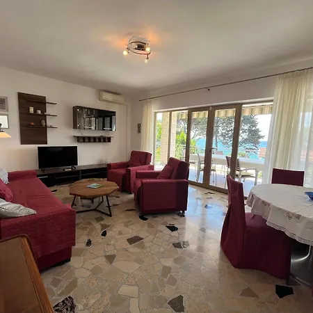 Spacious Apartment Pula