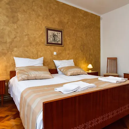 Geraeumige Lory Mit Meerblick In Strandnaehe Apartment Pula